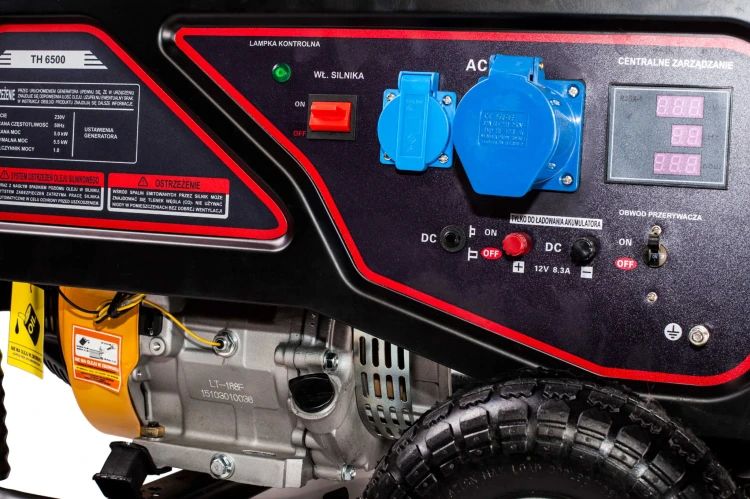 Panel sterowania agregatu Kruzer TH6500 – gniazda 230 V, AVR i zabezpieczenia